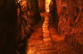 Ciemny i wilgotny korytarz w kopalni