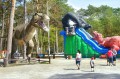 Plac przy Parku Rozrywki z ruchomym tyranozaurem
