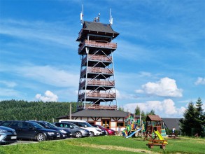 Wieża widokowa, a pod nią plac zabaw