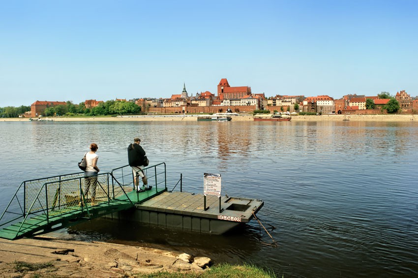 Widok z tarasu widokowego na Toruń i przystań Katarzynki II