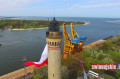 swinoujskie.info - Flaga Polski na latarni morskiej w Świnoujściu - 4K